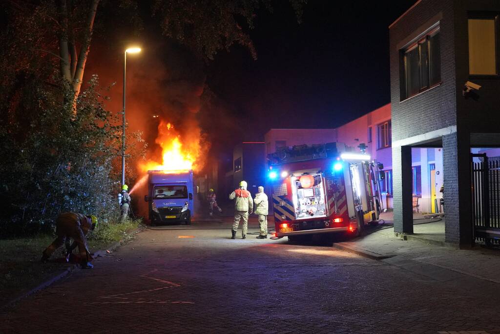 Twee bestelbussen in brand