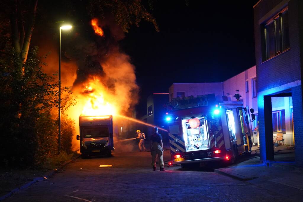 Twee bestelbussen in brand