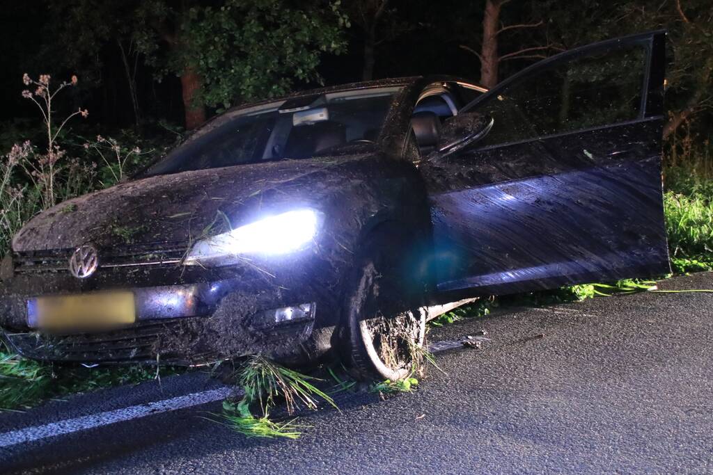 Auto belandt in de sloot na stuurcorrectie