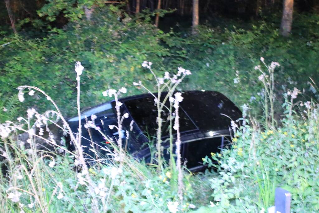Auto belandt in de sloot na stuurcorrectie