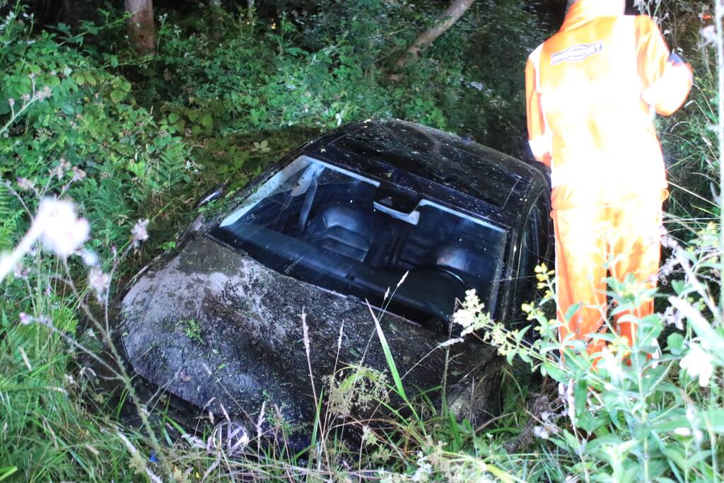 Auto belandt in de sloot na stuurcorrectie