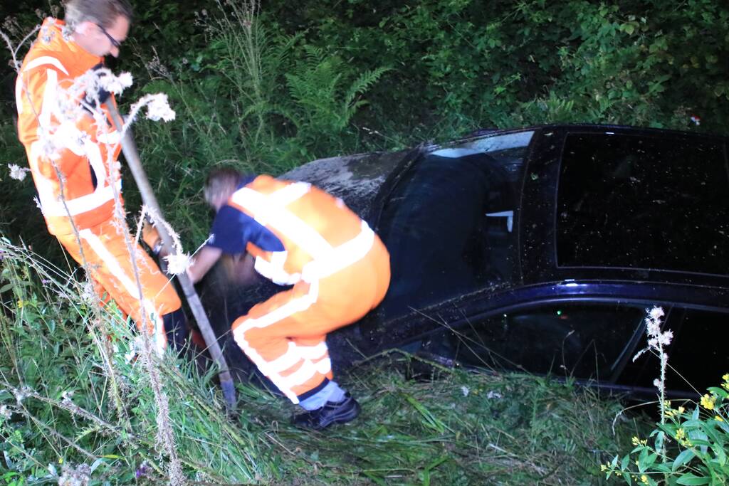 Auto belandt in de sloot na stuurcorrectie