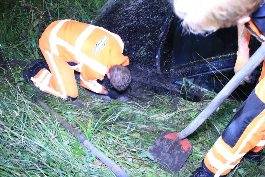 Auto belandt in de sloot na stuurcorrectie