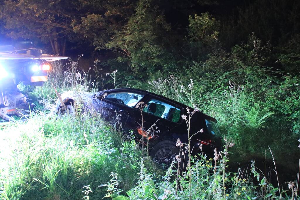 Auto belandt in de sloot na stuurcorrectie