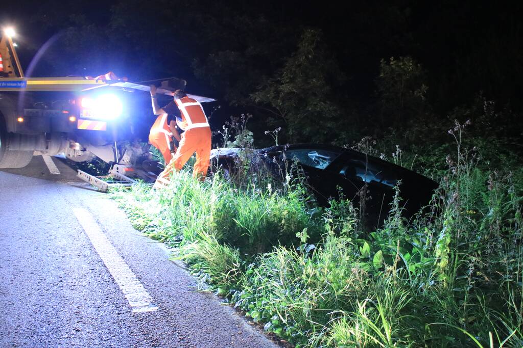 Auto belandt in de sloot na stuurcorrectie