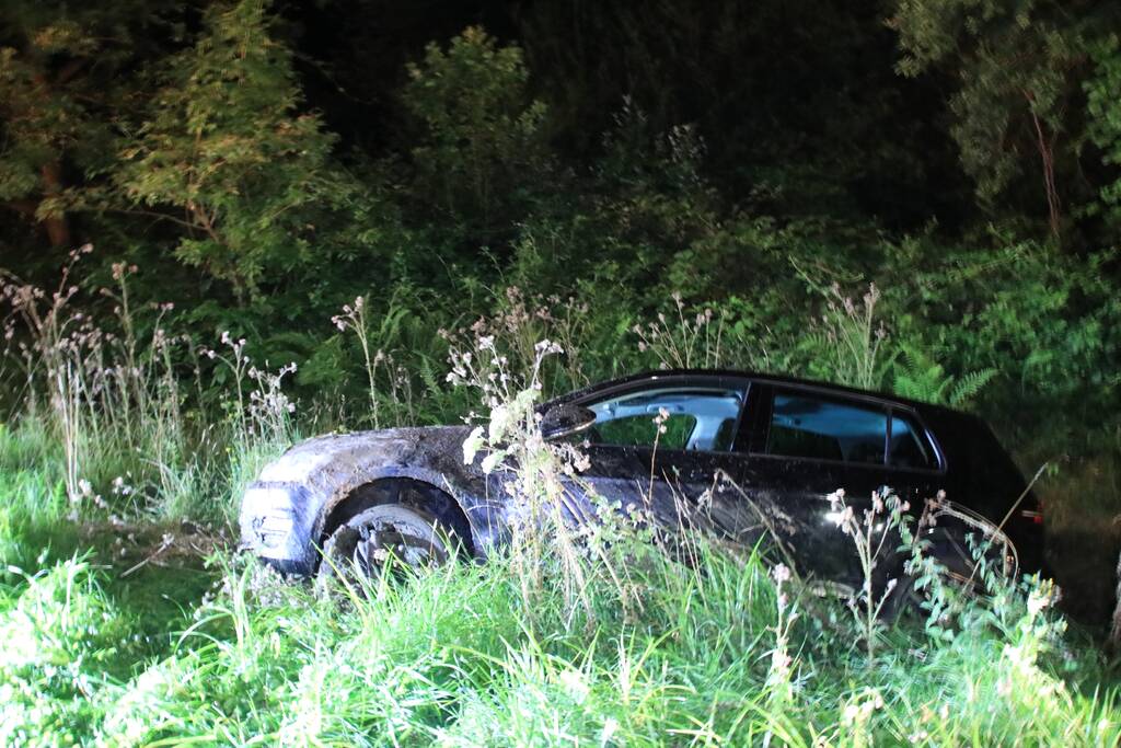 Auto belandt in de sloot na stuurcorrectie