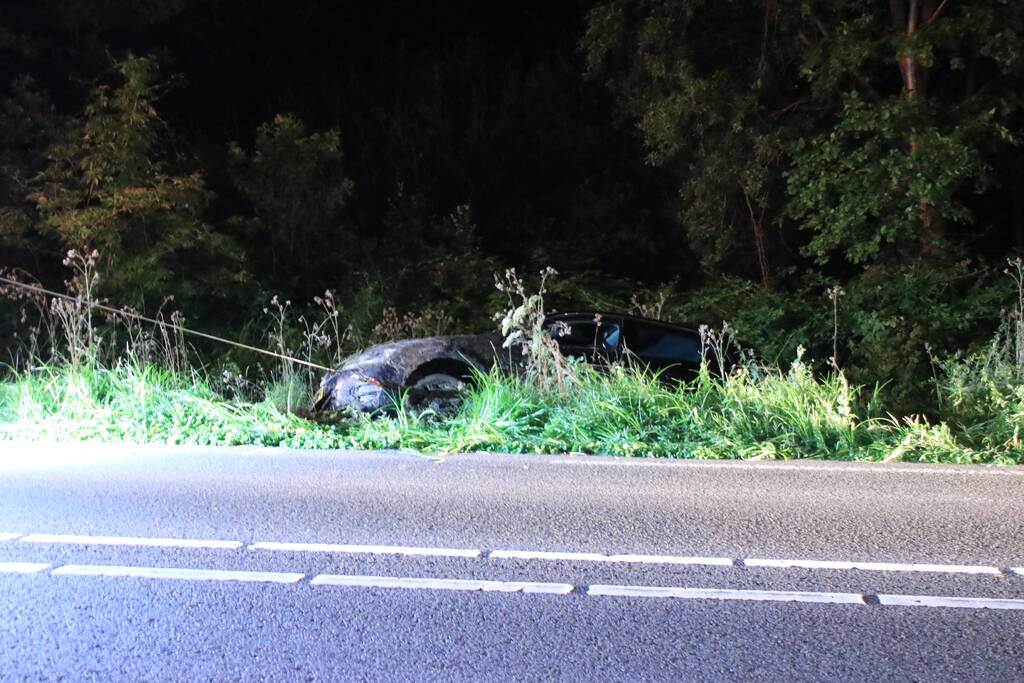 Auto belandt in de sloot na stuurcorrectie