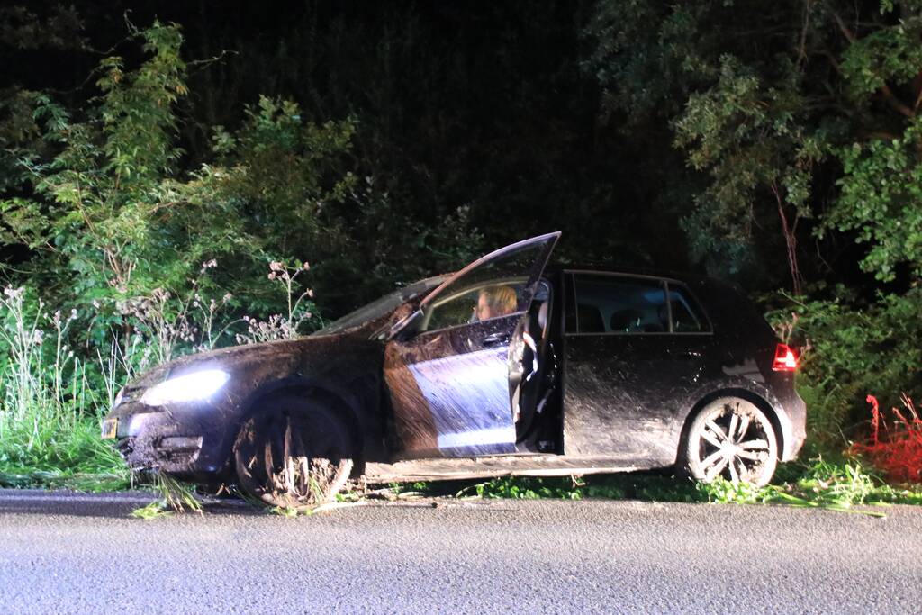 Auto belandt in de sloot na stuurcorrectie
