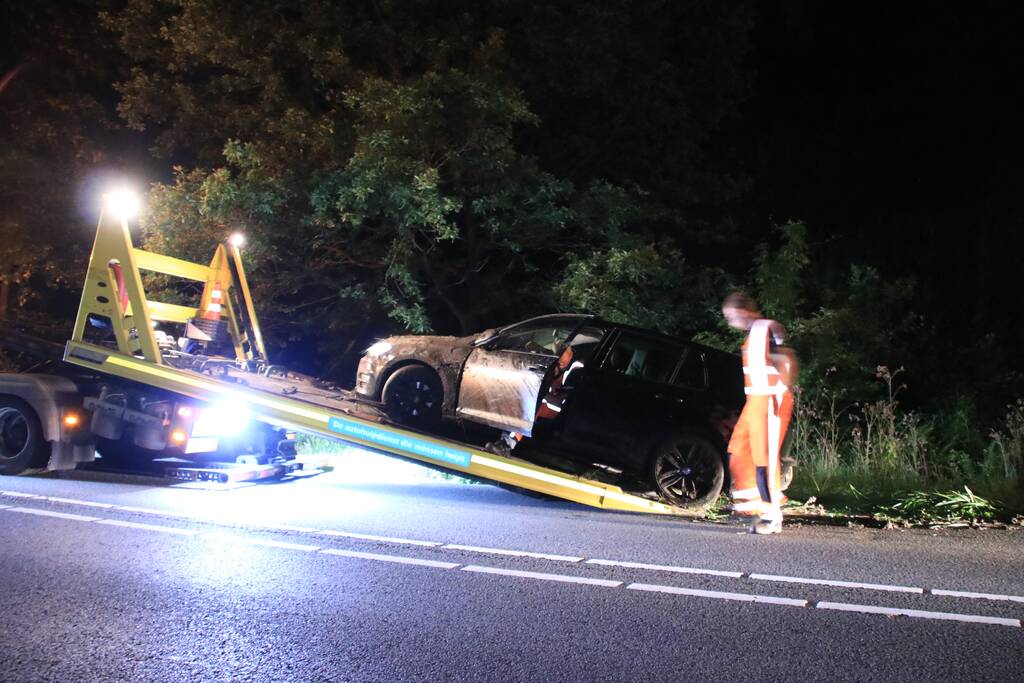 Auto belandt in de sloot na stuurcorrectie
