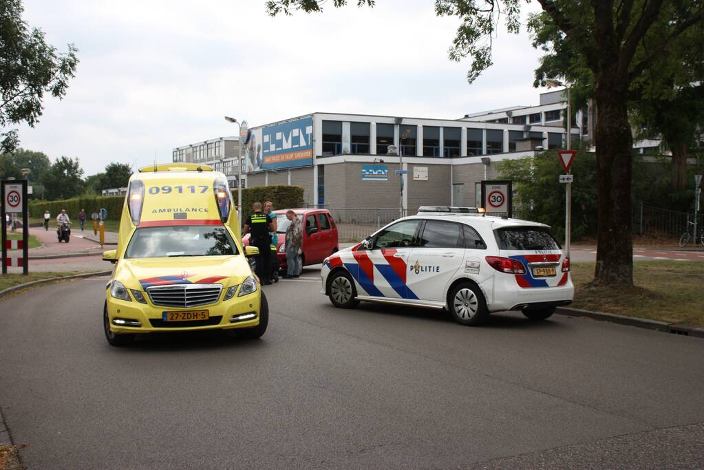 Man gewond na aanrijding met auto