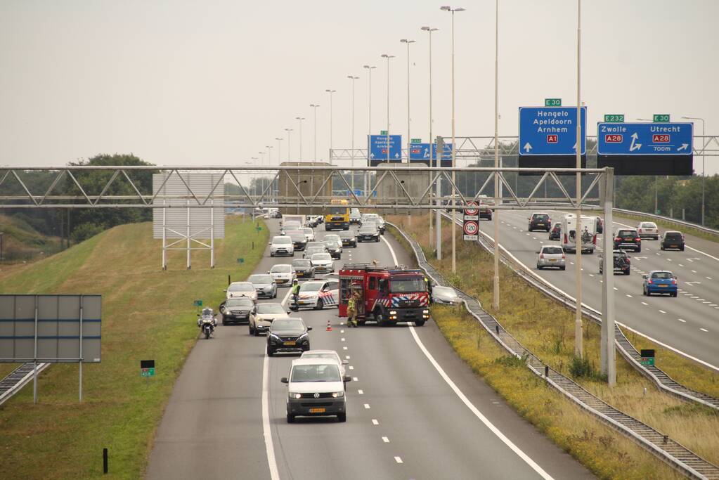 Auto crasht in vangrail