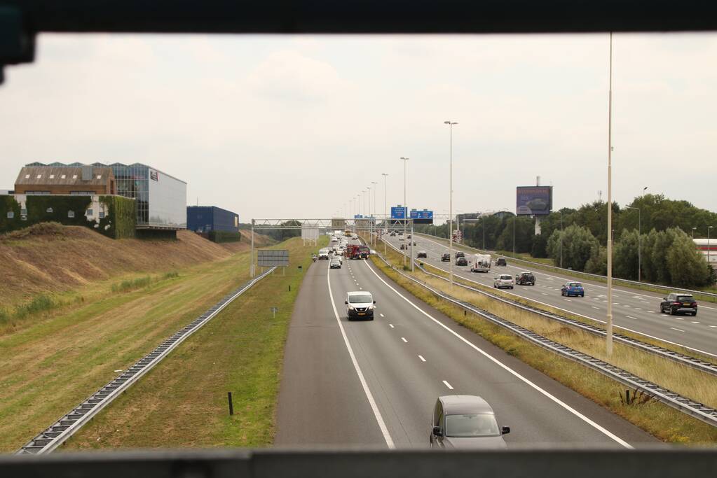 Auto crasht in vangrail