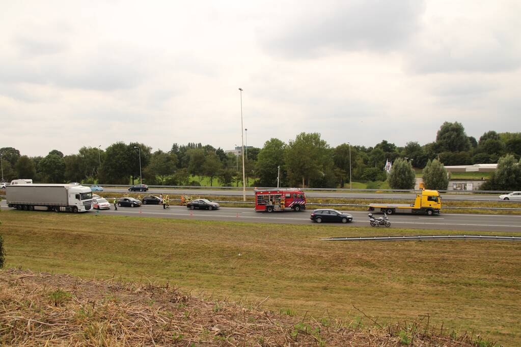 Auto crasht in vangrail