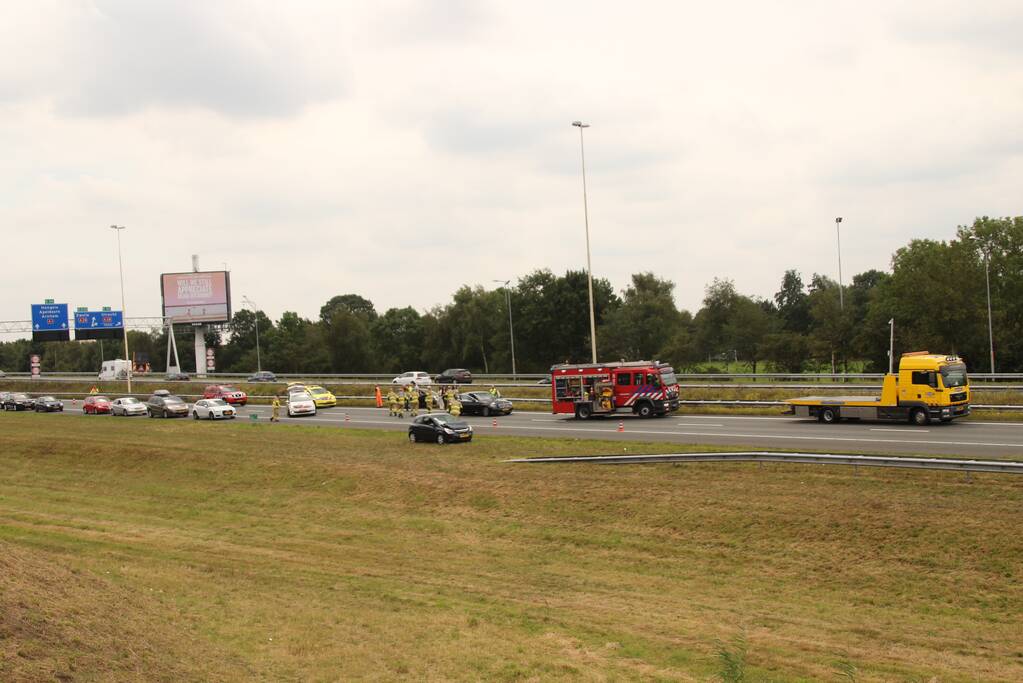 Auto crasht in vangrail