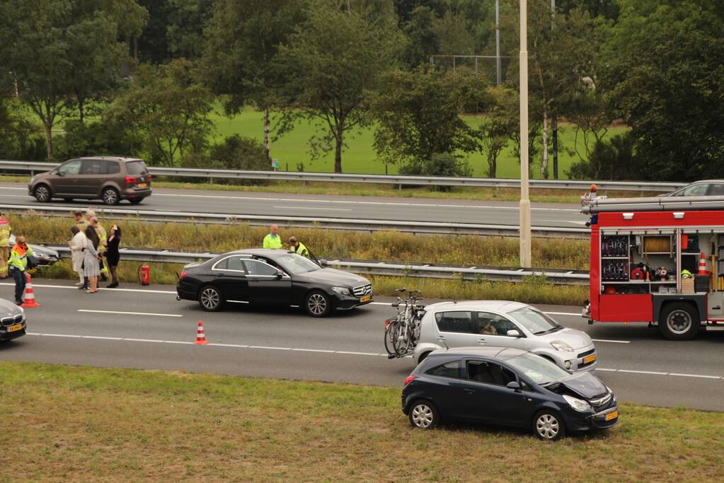 Auto crasht in vangrail