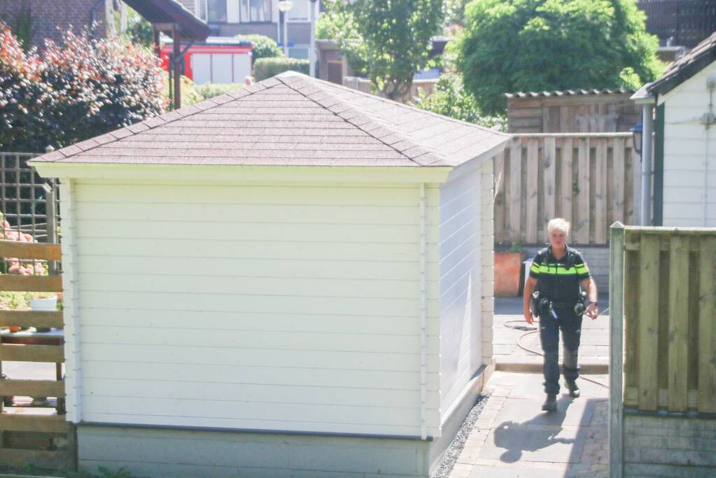 Bewoner blust brand in schuur