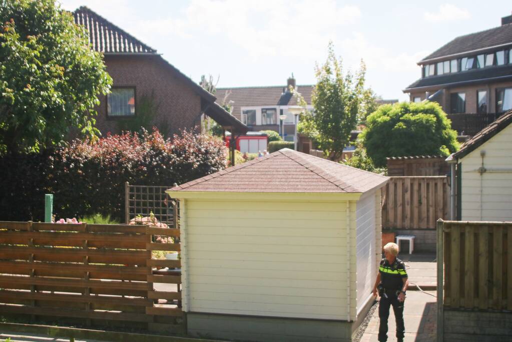 Bewoner blust brand in schuur
