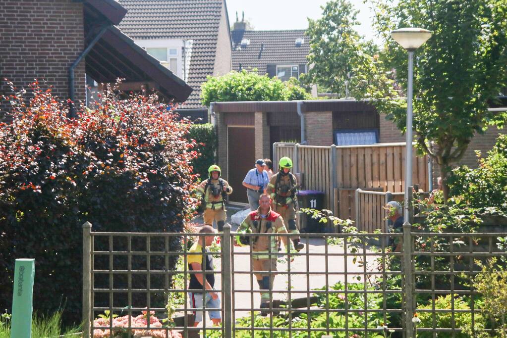 Bewoner blust brand in schuur