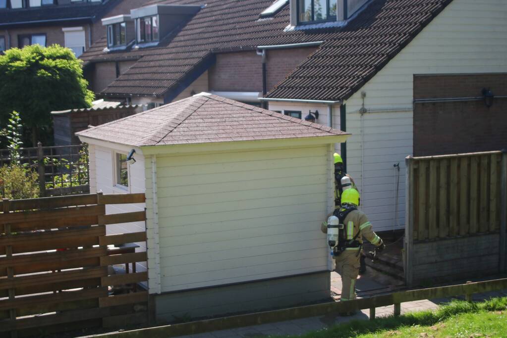 Bewoner blust brand in schuur