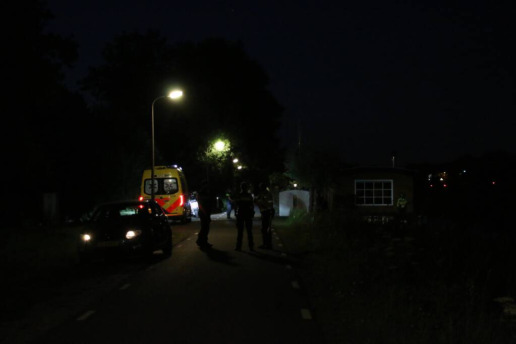 Peperdure Porsche belandt in de vaart na ontwijken van een dier