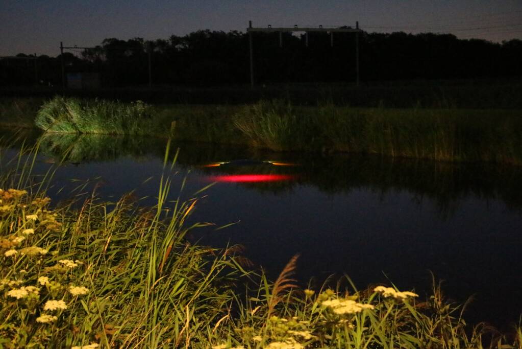 Peperdure Porsche belandt in de vaart na ontwijken van een dier