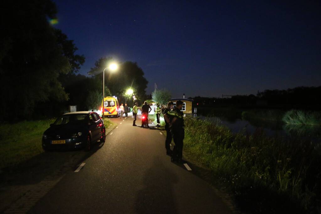 Peperdure Porsche belandt in de vaart na ontwijken van een dier