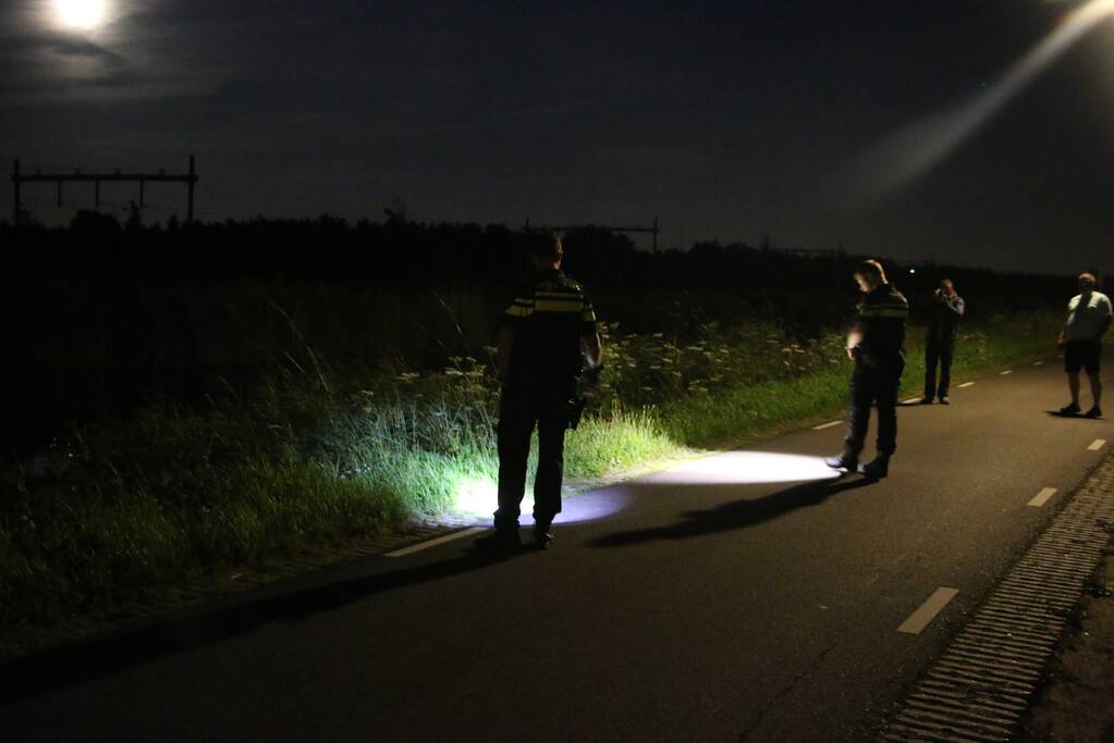 Peperdure Porsche belandt in de vaart na ontwijken van een dier