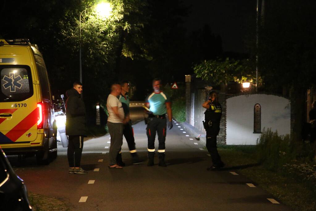 Peperdure Porsche belandt in de vaart na ontwijken van een dier