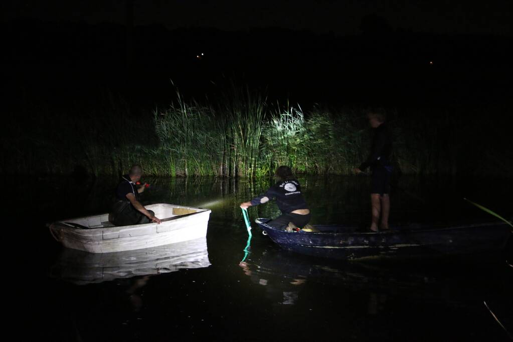Peperdure Porsche belandt in de vaart na ontwijken van een dier
