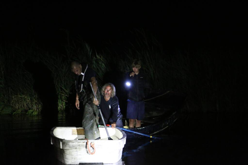 Peperdure Porsche belandt in de vaart na ontwijken van een dier