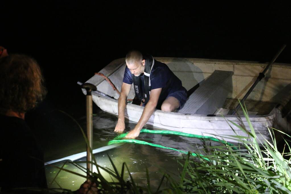 Peperdure Porsche belandt in de vaart na ontwijken van een dier