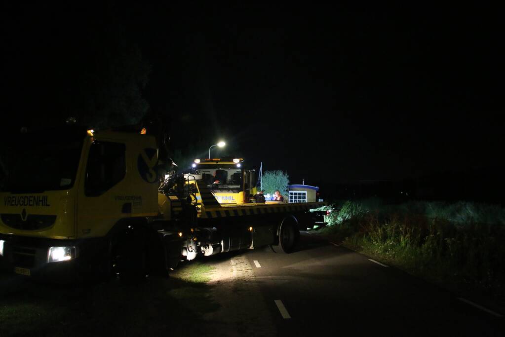 Peperdure Porsche belandt in de vaart na ontwijken van een dier