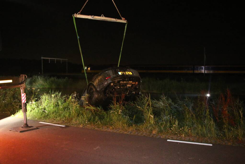 Peperdure Porsche belandt in de vaart na ontwijken van een dier