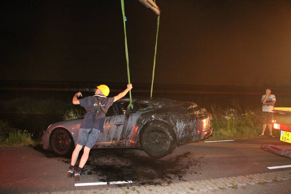Peperdure Porsche belandt in de vaart na ontwijken van een dier