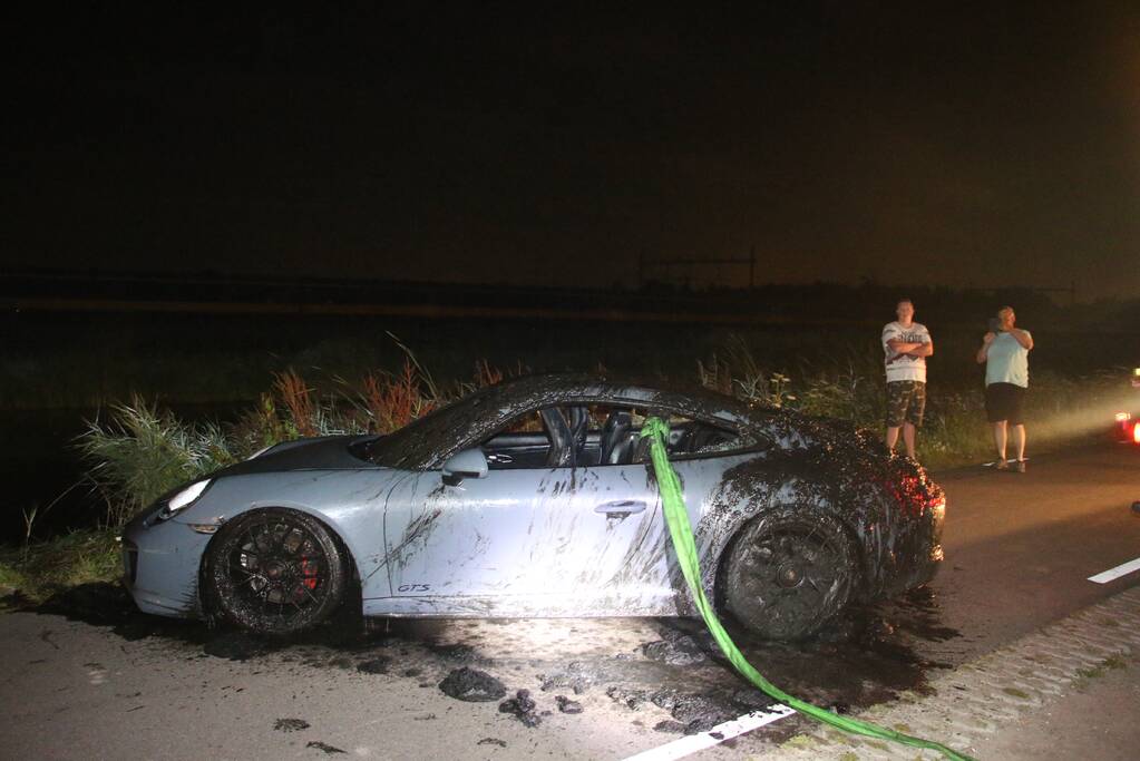 Peperdure Porsche belandt in de vaart na ontwijken van een dier