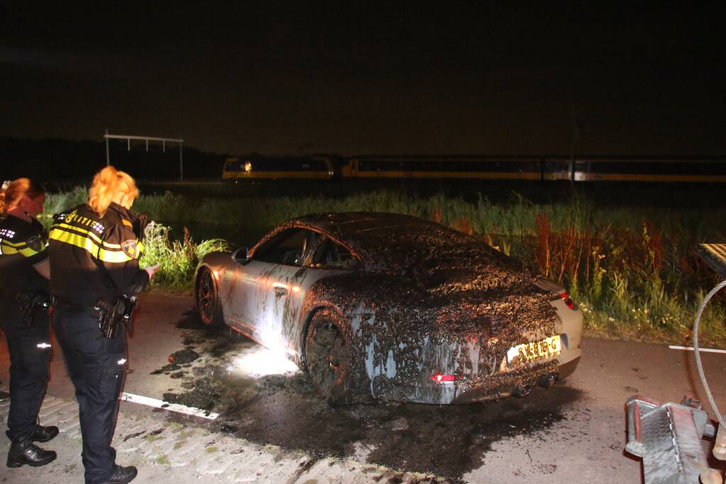 Peperdure Porsche belandt in de vaart na ontwijken van een dier
