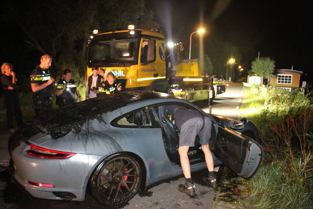 Peperdure Porsche belandt in de vaart na ontwijken van een dier