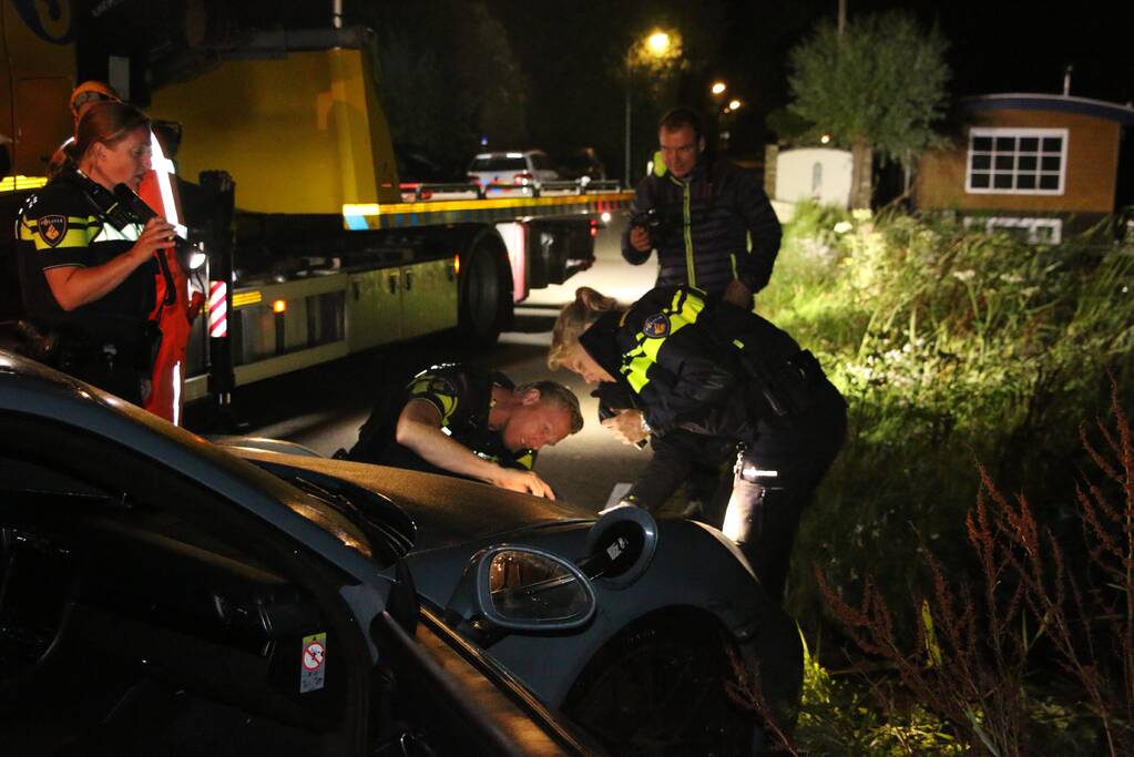 Peperdure Porsche belandt in de vaart na ontwijken van een dier
