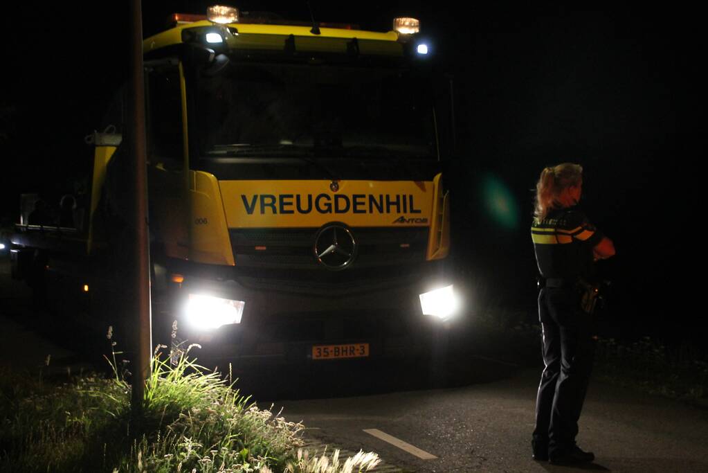 Peperdure Porsche belandt in de vaart na ontwijken van een dier