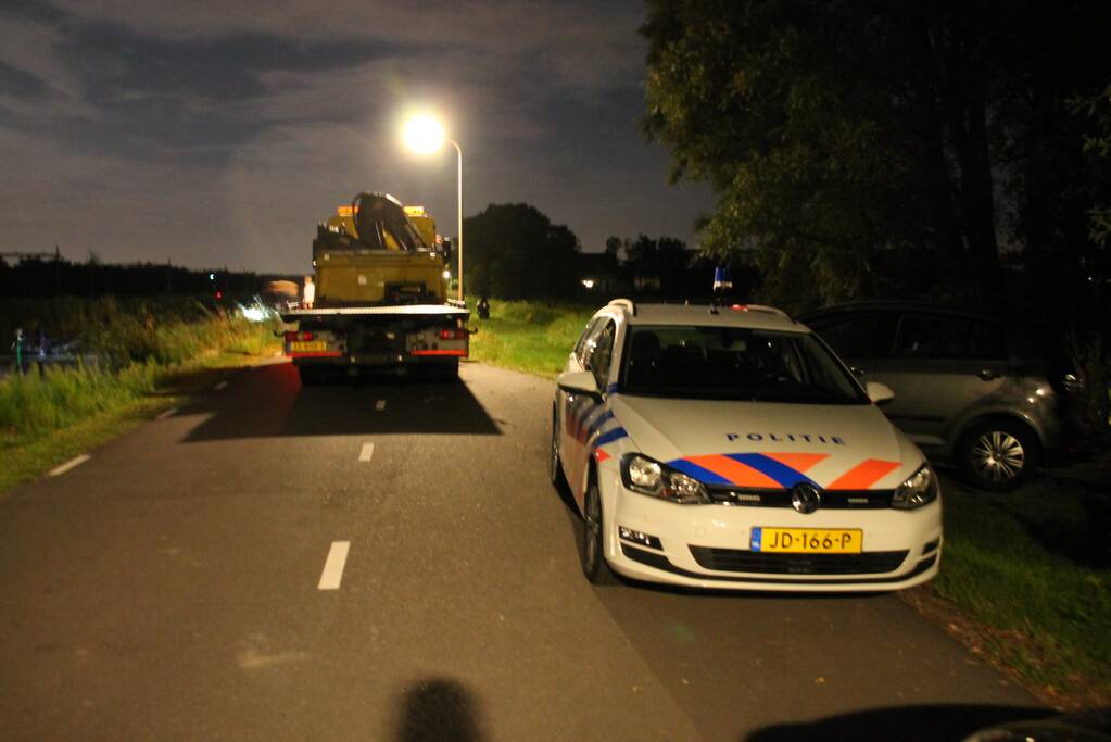 Peperdure Porsche belandt in de vaart na ontwijken van een dier