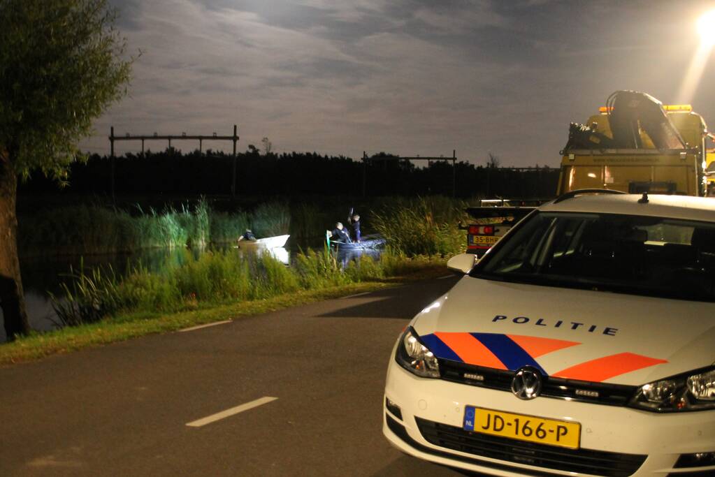 Peperdure Porsche belandt in de vaart na ontwijken van een dier