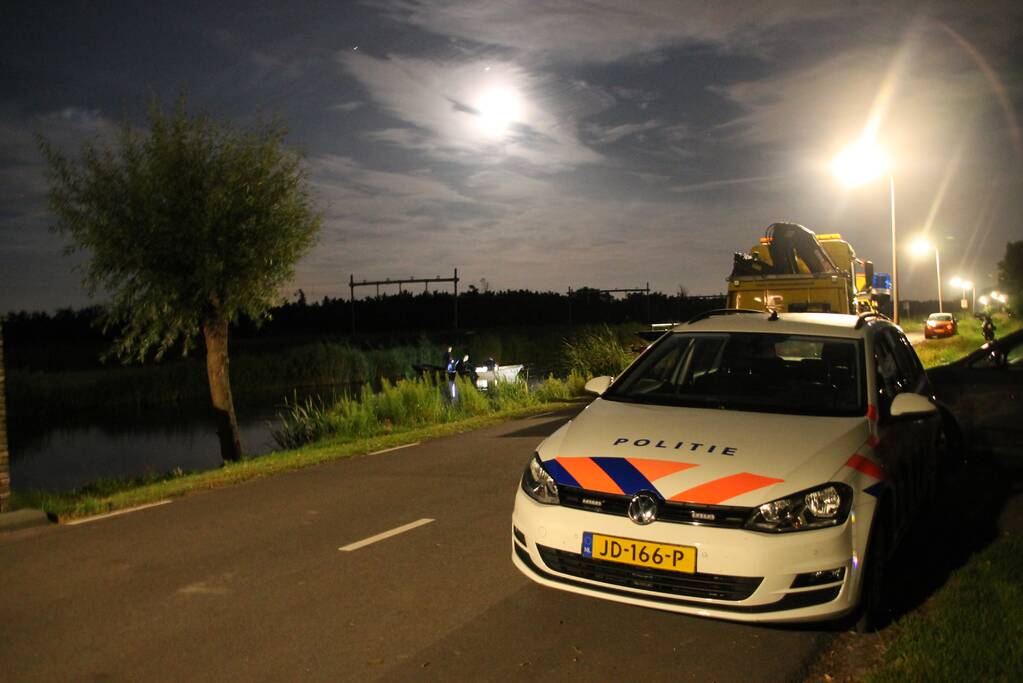 Peperdure Porsche belandt in de vaart na ontwijken van een dier