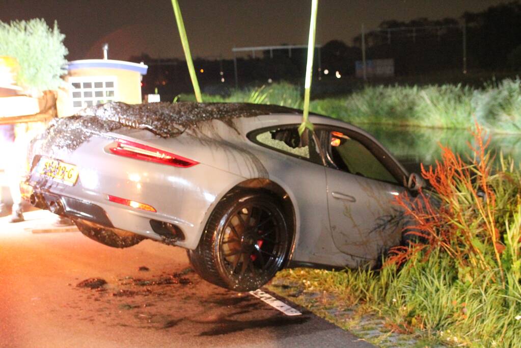 Peperdure Porsche belandt in de vaart na ontwijken van een dier