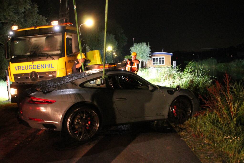 Peperdure Porsche belandt in de vaart na ontwijken van een dier