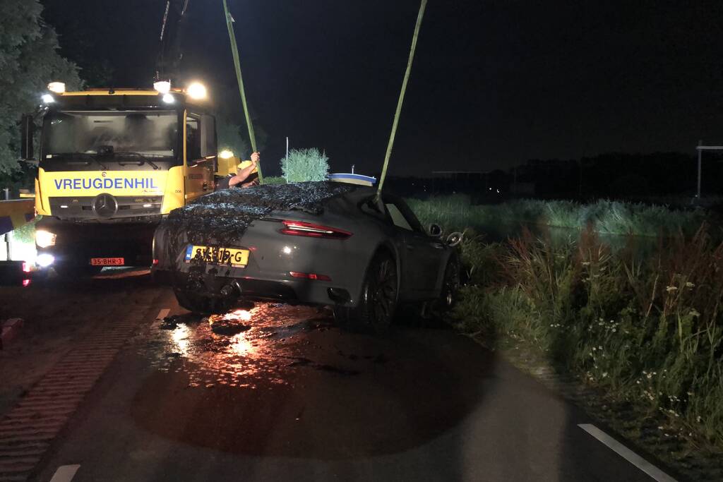 Peperdure Porsche belandt in de vaart na ontwijken van een dier