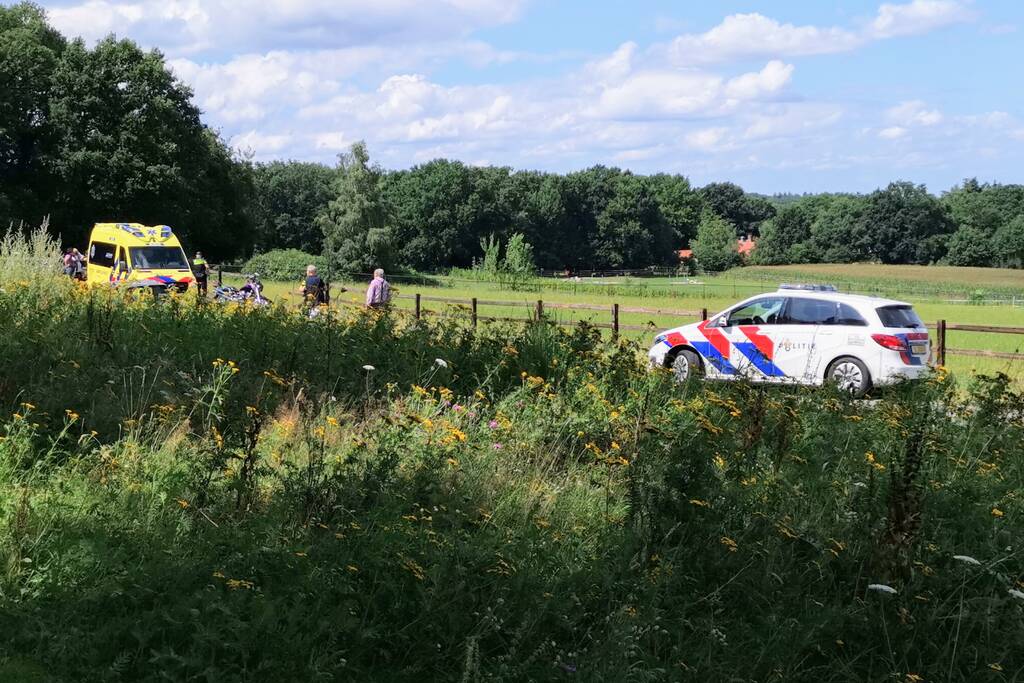 Motorrijder gaat onderuit en belandt in hekwerk