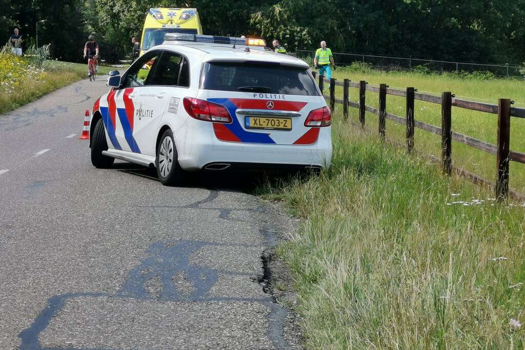 Motorrijder gaat onderuit en belandt in hekwerk
