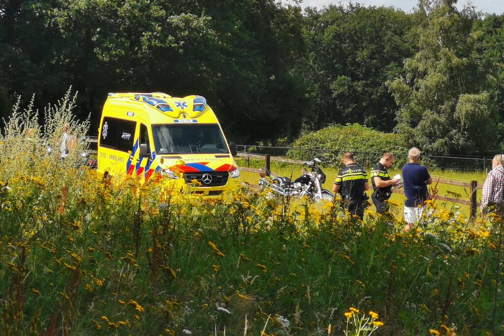 Motorrijder gaat onderuit en belandt in hekwerk