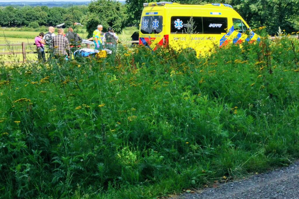 Motorrijder gaat onderuit en belandt in hekwerk