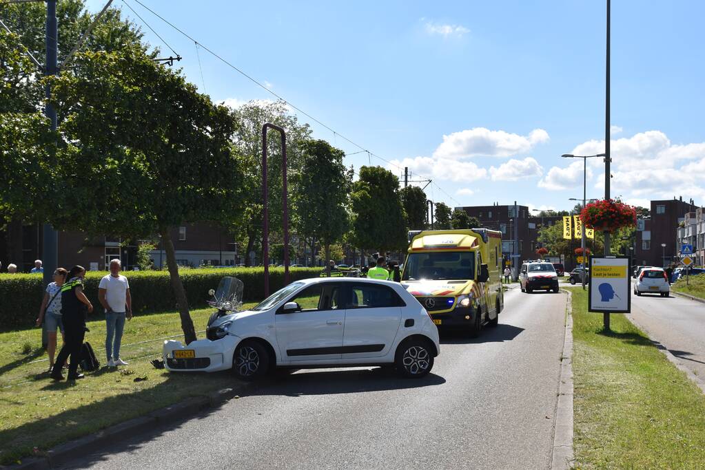 Auto raakt van de weg en knalt vol op boom